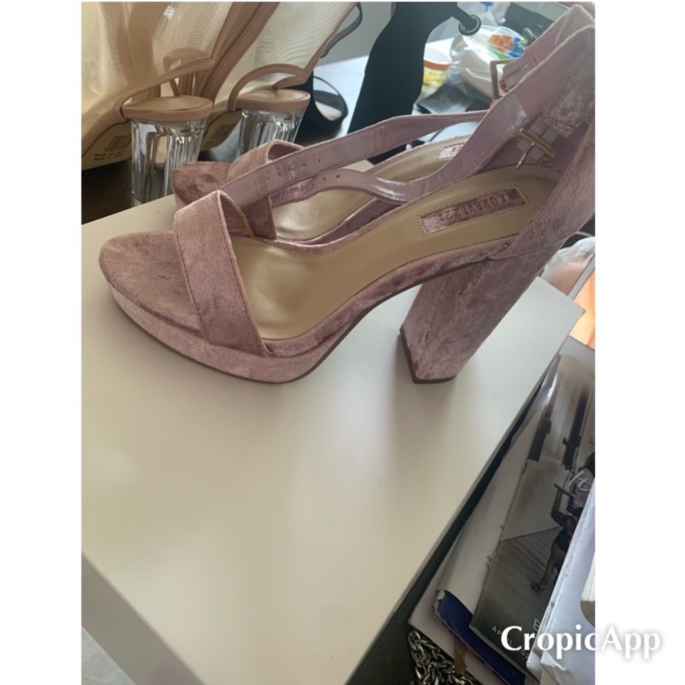 Lilac velvet heel with straps